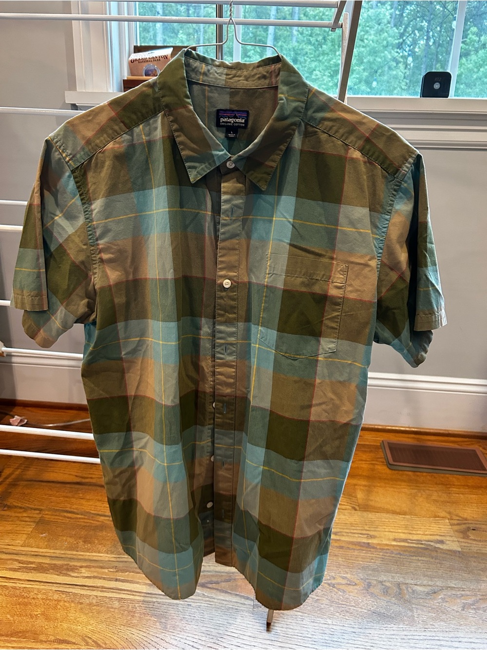 Patagonia Men’s Short-Sleeve Organic Cotton Plaid Button-Up Shirt - Green/Tan